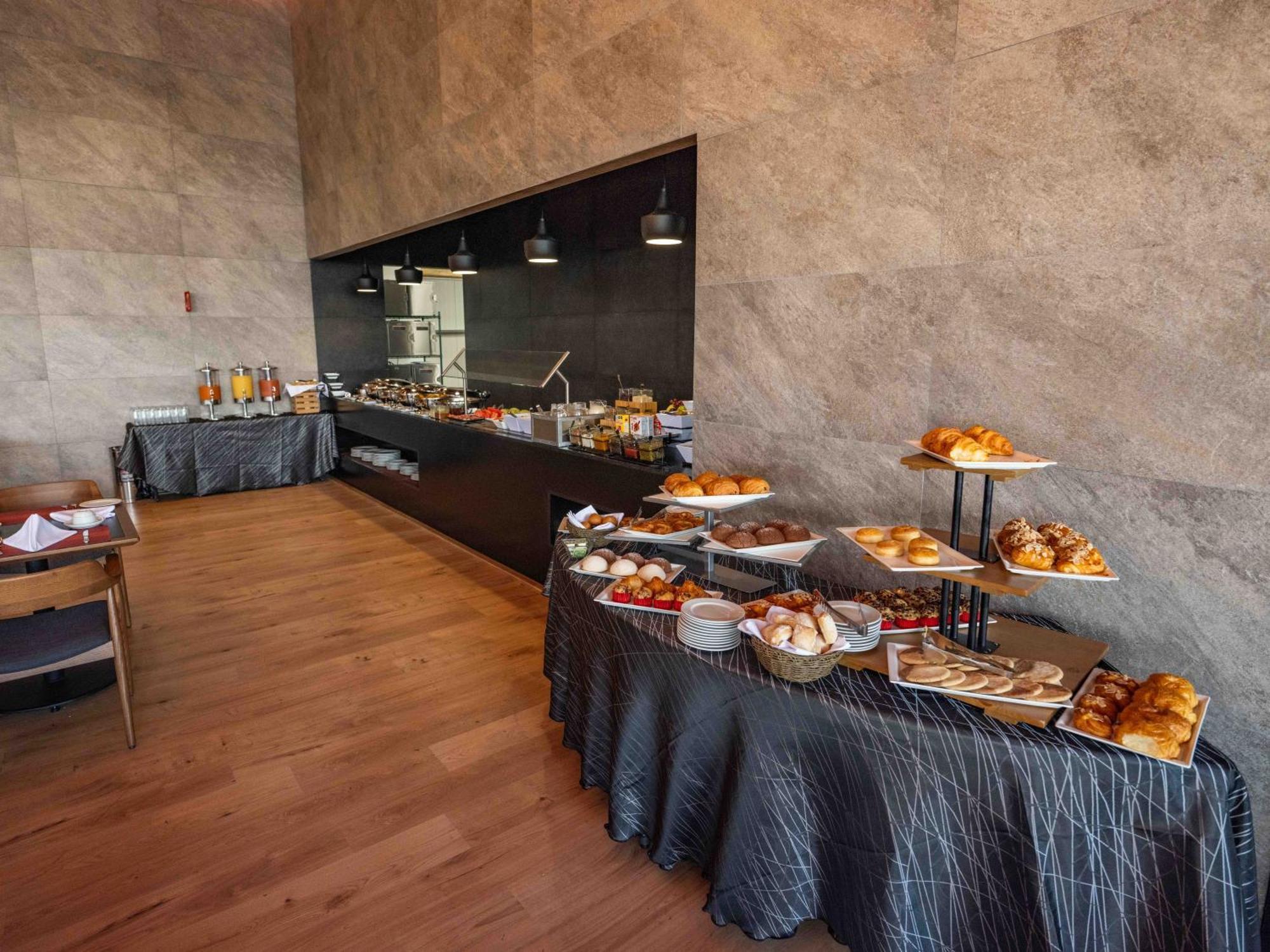 Galeria Plaza Leon Hotel Екстериор снимка